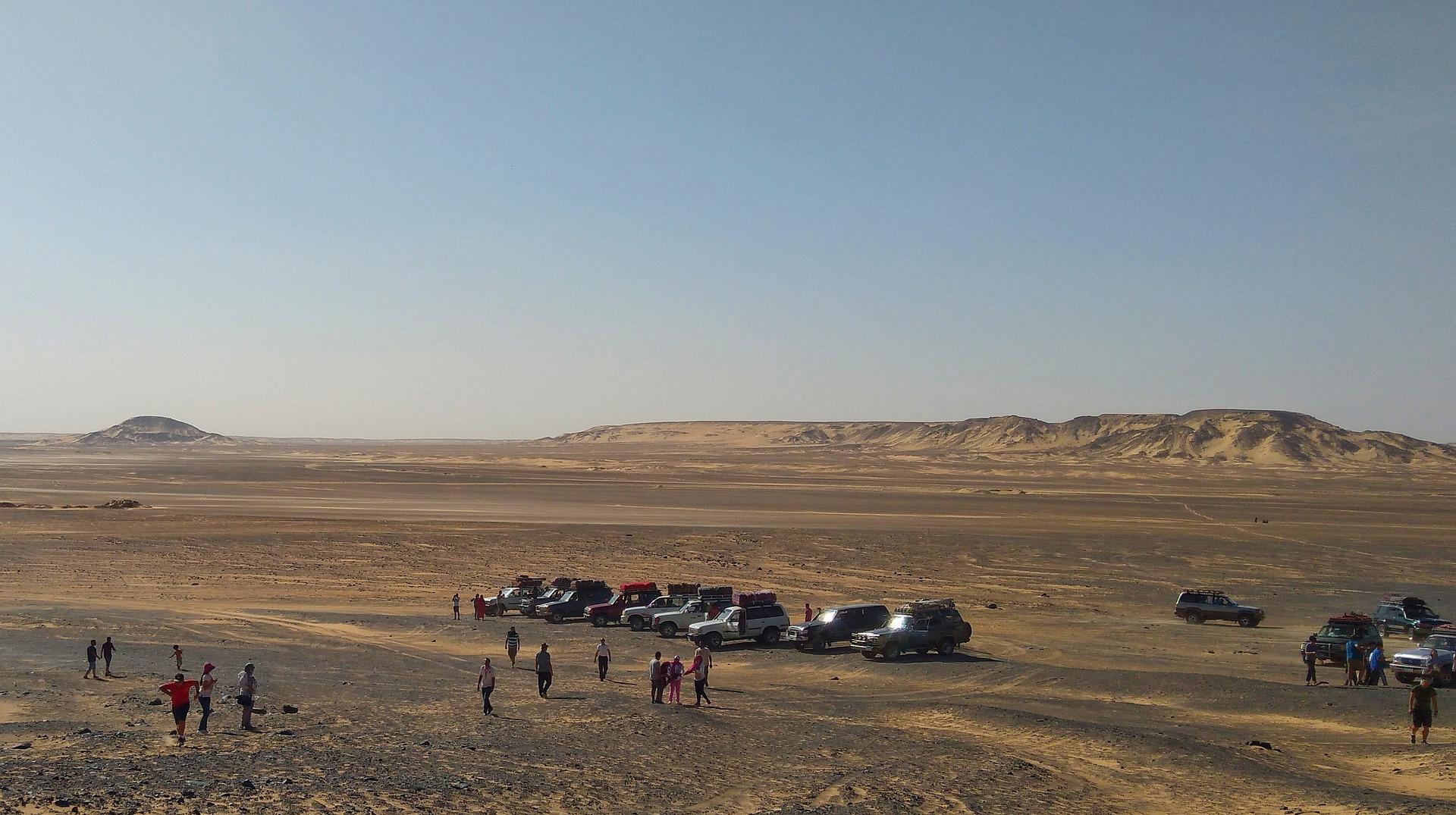 تجربة التخييم تحت النجوم في الصحراء