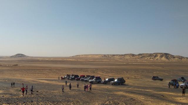 تجربة التخييم تحت النجوم في الصحراء